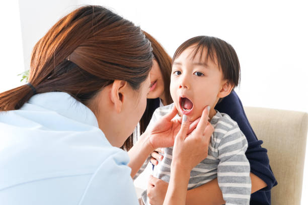 子どもの歯を診察している様子